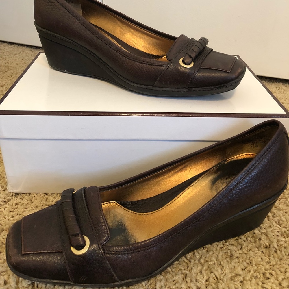 Circo size 7.5 heel with wedge.